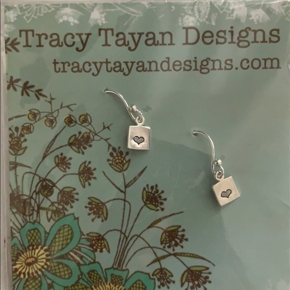 ✨NEW IN PACKAGE✨ tiny heart earrings